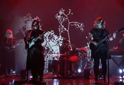 Sleater-Kinney apresenta “Hurry on Home” no ‘The Tonight Show Starring Jimmy Fallon’