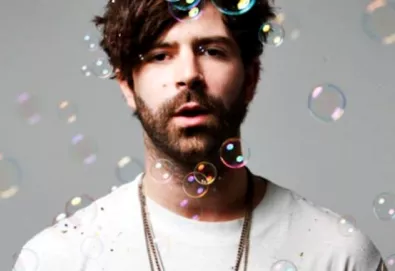 "Preferia que alguém roubasse o disco em vinil do que o ouvisse no Spotify", diz líder do Foals