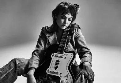 Angel Olsen shares “Waving, Smiling”, track from the new album