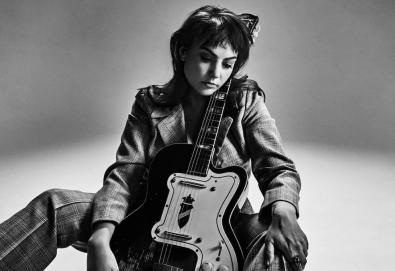 Angel Olsen shares “Waving, Smiling”, track from the new album