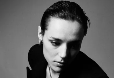 Jehnny Beth, da banda Savages, confirma primeiro álbum solo, `To Love Is to Live`