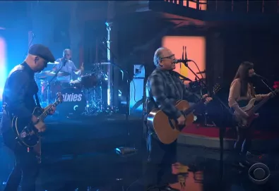 Pixies toca “Catfish Kate” no “Late Show with Stephen Colbert”